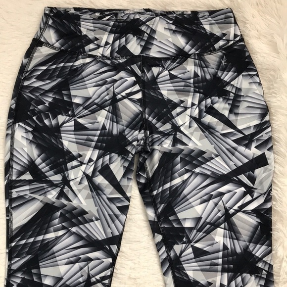 NWOT!! Danskin Printed Cropped Workout Leggings - Picture 4 of 8